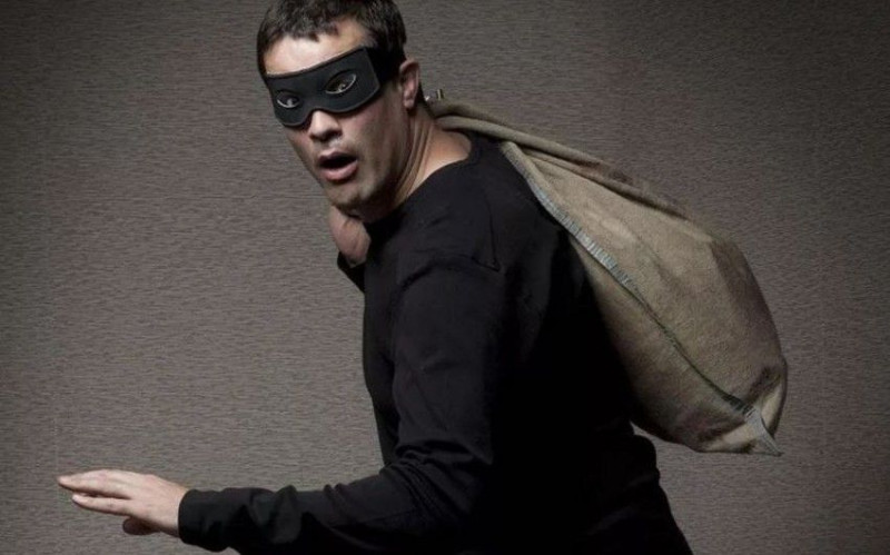 Crescent Mallun vitrinini taladı - HƏBS EDİLMƏDİ