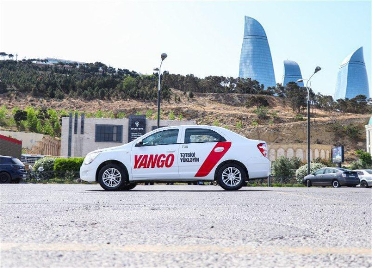 Yango taksisi Hyundai ilə toqquşdu, tıxac yarandı