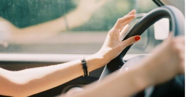 Abşeronda sərxoş qadın sevgilisinin avtomobilini qaçırıb qəza törətdi