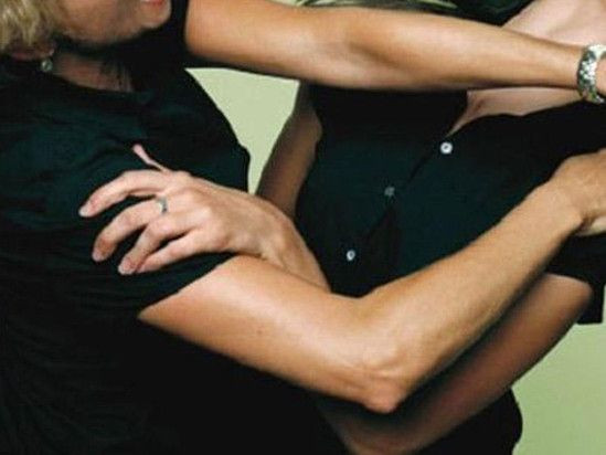 Qadın ondan borcunu tələb edən qonşusunun burnunu sındırdı