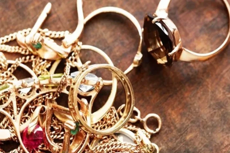 Bakıda qadın kişi ilə birgə 7 minlik qızıl oğurladı