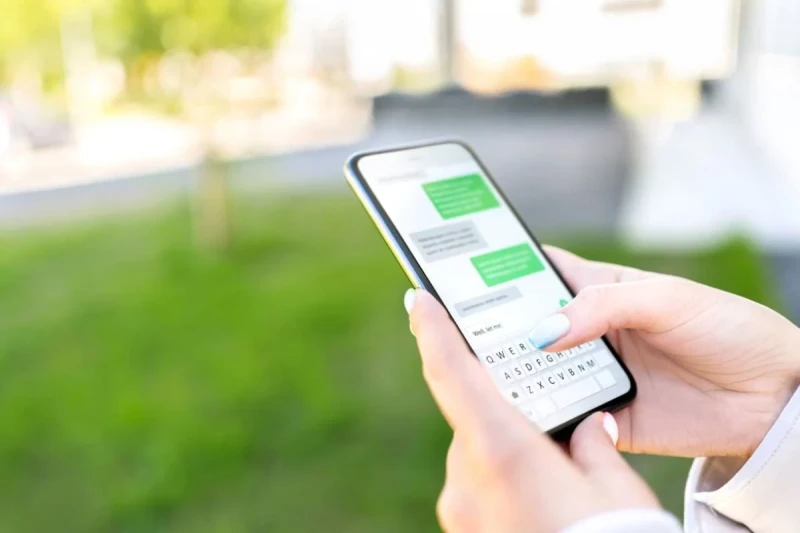 Bakıda kişi ona telefon alan qadını döydü