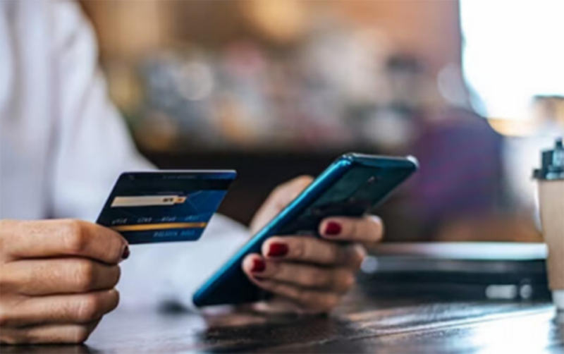 Bank borcu olan müştərinin qohumuna zəng etdi, cərimələndi