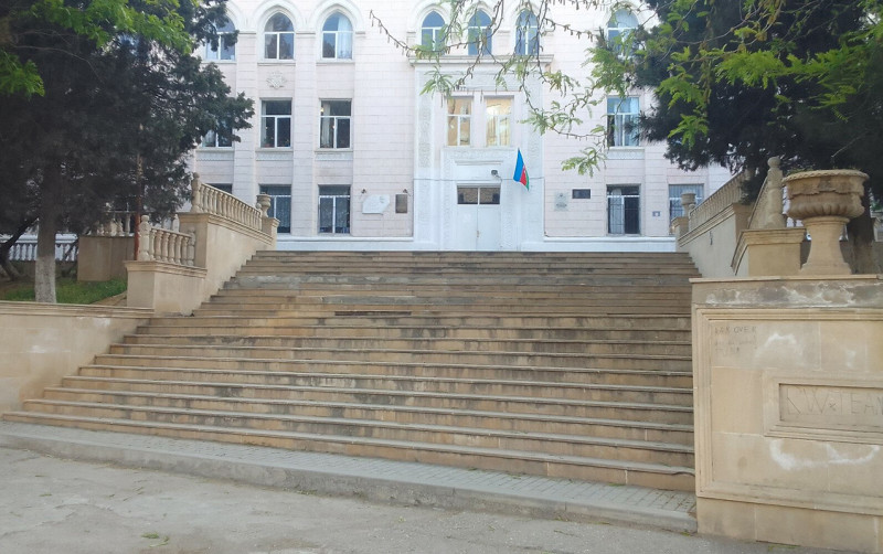 Bakıda şagird məktəbin pəncərəsindən yıxıldı