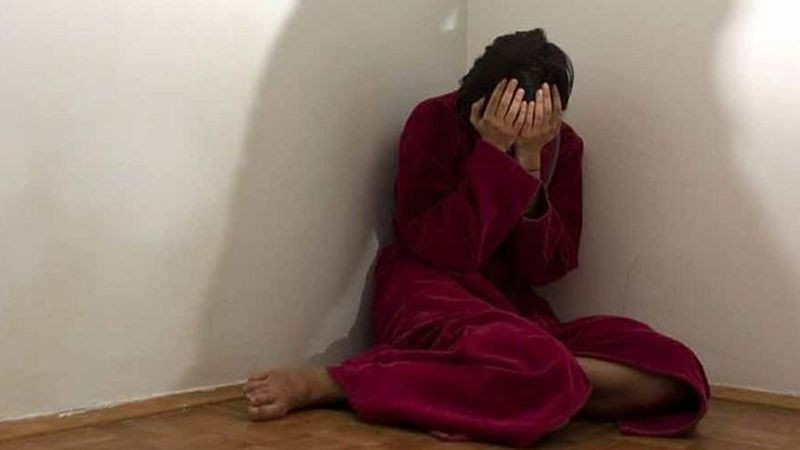 Kişi yemək bişirməyən arvadını telefonla döydü