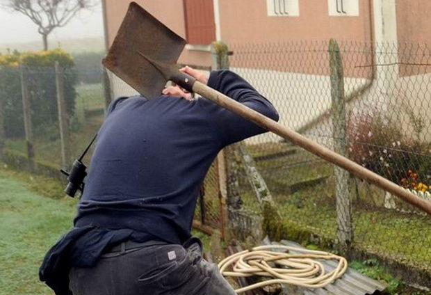 Məni illərlə təhqir edirdi dedi, qonşusunun başına bel vurdu