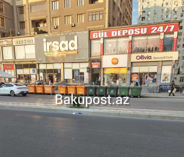 Bakıda sürücülərin yolunu zibil qutuları ilə kəsdilər
