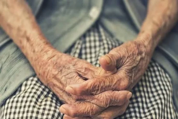 Bakıda binadan yıxılan 80 yaşlı qadın sağ qaldı