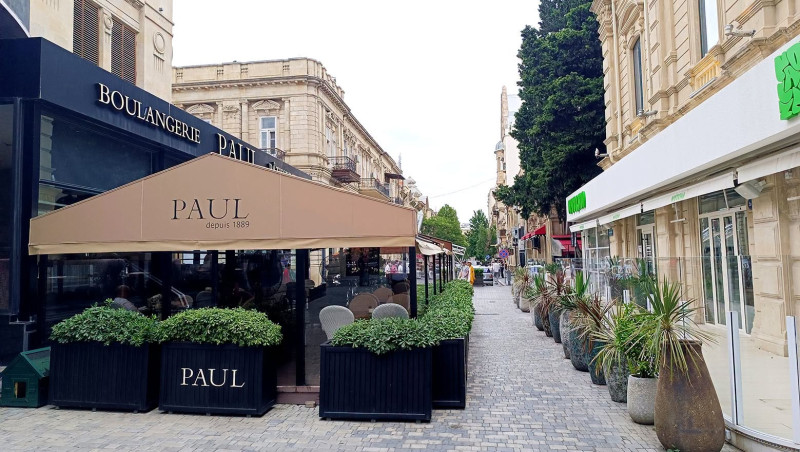 Bakının mərkəzində Paul restoranı yolu zəbt edib - Sakinlərdən etiraz