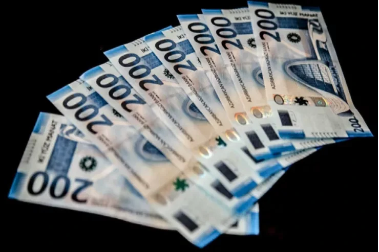 İş yerindən 6000 manat oğurlayan satıcı saxlanıldı