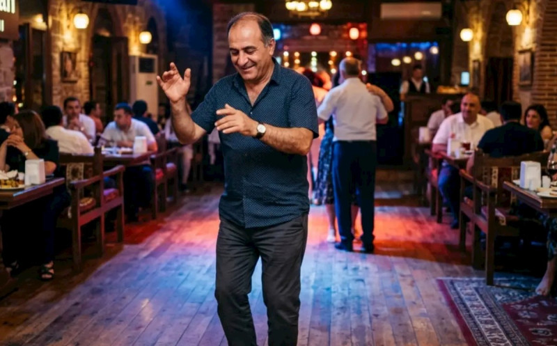 Restoranda dava düşdü — Bu mahnıya ancaq mən oynayacağam...