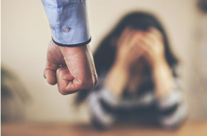 Bakıda atasına cavab qaytaran qız DÖYÜLDÜ