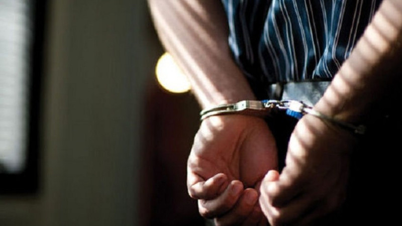 Siqaret çəkənlərdən pul tələb edən saxta polis həbs edildi