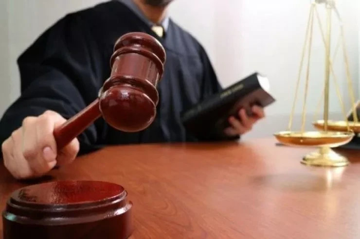 Ögey atasını çəkiclə vuran oğulun məhkəməsi: Anamı da içkiyə öyrətmişdi