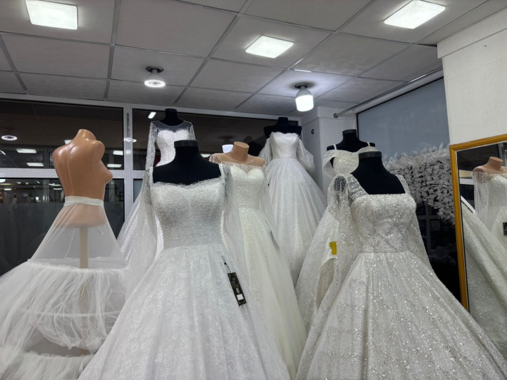 Gəlinlik salonunda satıcı müştərini çimdiklədi - İy gəlirdi
