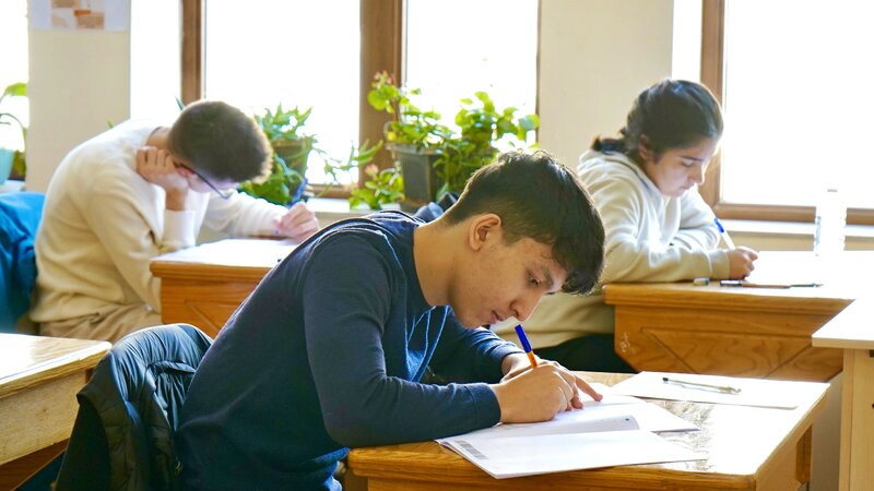 Bakıda 71 məzun məktəbi qızıl və gümüş nişanla bitirib