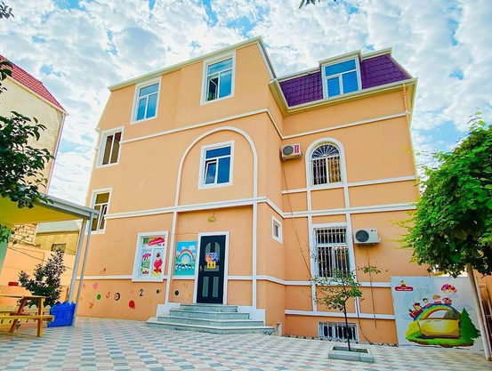 Uşağın bədəni göyərib, pampersi 7 saat dəyişdirilməyib - Bakıdakı bağça ilə bağlı İDDİA