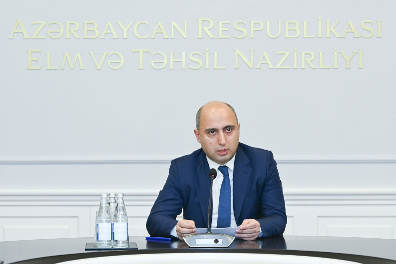 Azərbaycanda hər üç nəfərdən ikisi oxuduğunu başa düşmür - Nazir