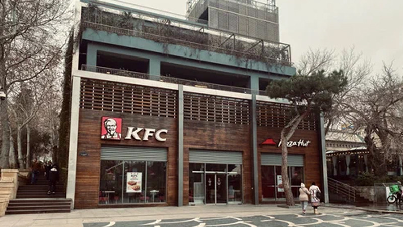 KFC-də masanın üstündən telefon oğurladı - Cəzası bəlli oldu