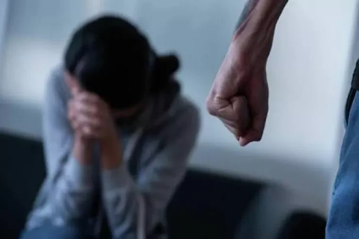 Bakıda kişi boşanmaq istəyən arvadını döyüb, burnunu qırdı