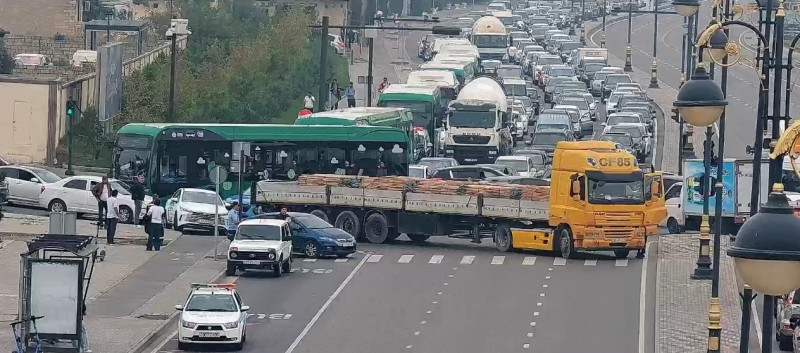 Bakıda yük maşını yolda xarab oldu - Əsas prospektlərdən birini bağladı