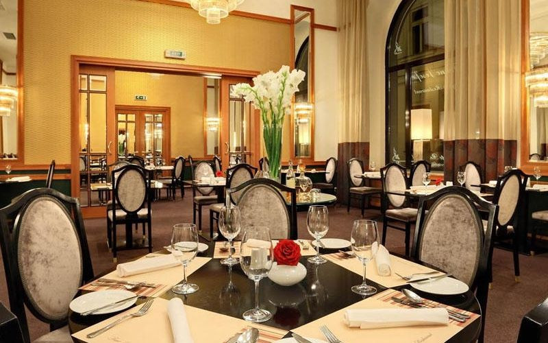Əmisinin 1 milyondan çox pulunu ələ keçirdi, hotel və restoranlarda xərclədi
