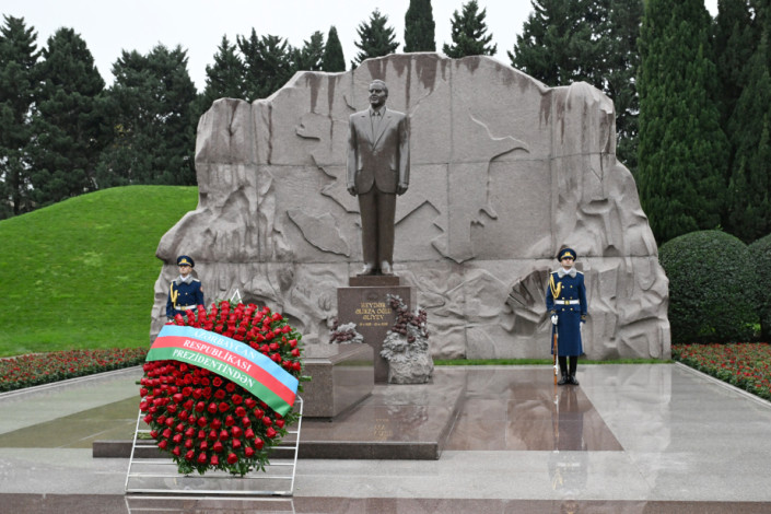 Prezident Ümummilli Liderin məzarını ziyarət edib