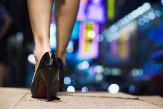 Bakıda birinci kurs tələbəsi gənc qızı fotoları ilə ŞANTAJ ETDİ