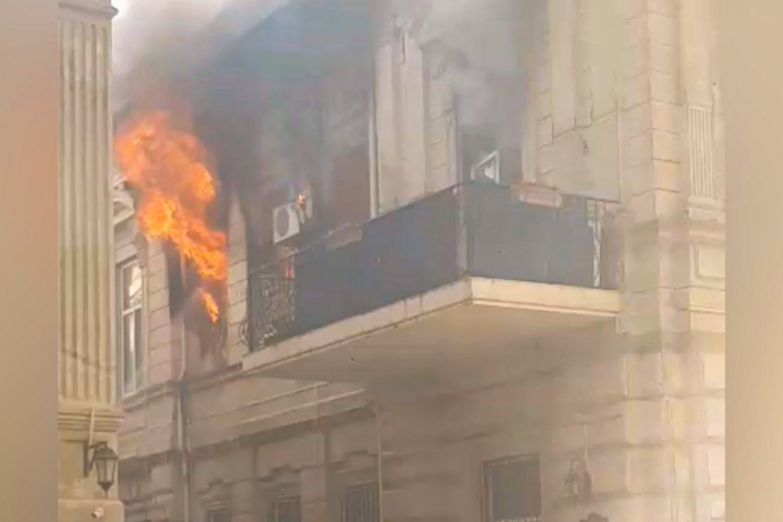 Bakının mərkəzində binada yanğın başlayıb