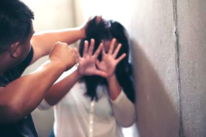 Ailədə xəstə uşaq üstündə DAVA: Ər arvadını döydü