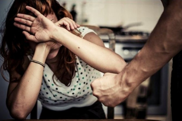 Sevgilisinin telefonda başqa qızla yazışmasını görən qadın döyüldü