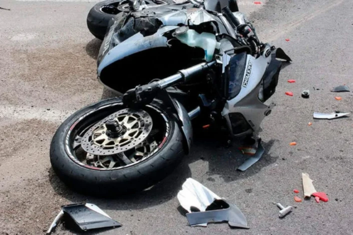Bakıda motosiklet yerüstü piyada keçidinə çırpıldı, sürücü öldü