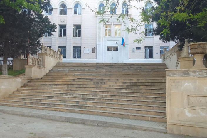 Bakıda şagird məktəbin pəncərəsindən yıxıldı