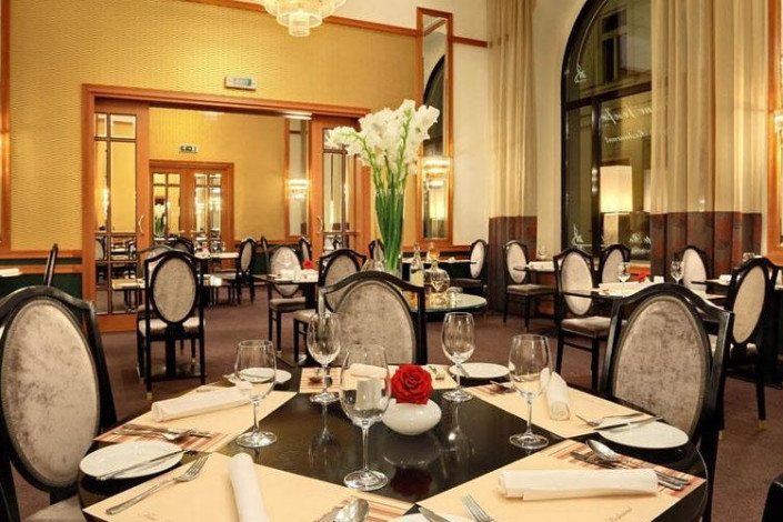 Əmisinin 1 milyondan çox pulunu ələ keçirdi, hotel və restoranlarda xərclədi