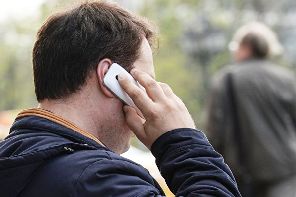 Telefonda yüksək səslə danışdı, ona baxan şəxsi döydü