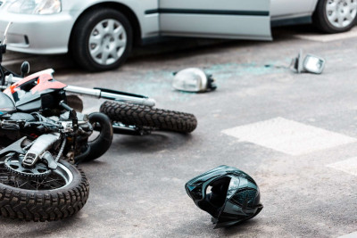 Bakıda avtomobil motosikletə çırpılıb, xəsarət alan var