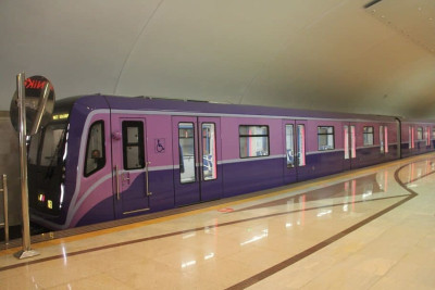 Bakı metropolitenində qadın relslərin üzərinə düşüb