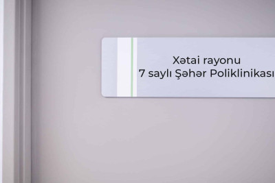 Xətai rayonu 7 saylı xəstəxanada peyvənd olunmaq istəyən kişi şüşə qapını sındırıb