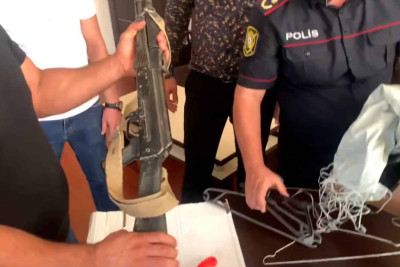 Bakının Ramana qəsəbəsində keçmiş məhkum “Kalaşnikov” avtomatı ilə saxlanıb