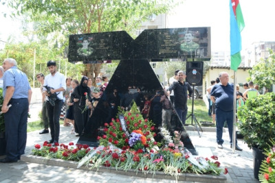 Xətai rayonunda Vətən və Birinci Qarabağ müharibəsi şəhidlərin xatirə lövhəsinin açılış mərasimi keçirilib