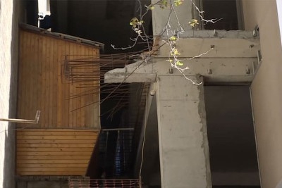 Səbail rayonunda qonşu evin eyvanları yeni tikili binanın içərisində qalıb
