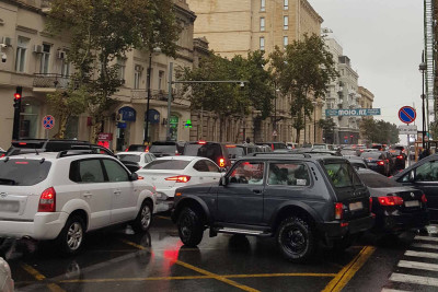 Bakının bir çox küçələrində sıxlıq var