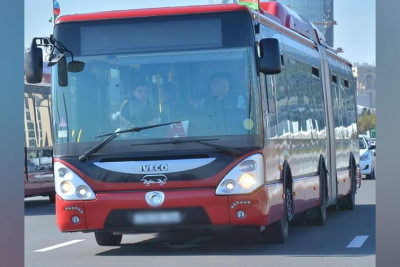 Paytaxtda BNA-yə məxsus avtobus qəzaya uğradı