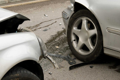 Səhər saatlarında baş vermiş yol qəzasında avtomobil aşıb