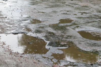 Zirədə sakinlər asfaltsız qalıb: taksilər bu yola çıxmaqdan imtina edir