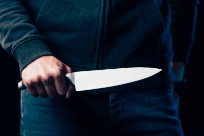 Bakıda gənc oğlan yaşadığı evdə bıçaqlanıb