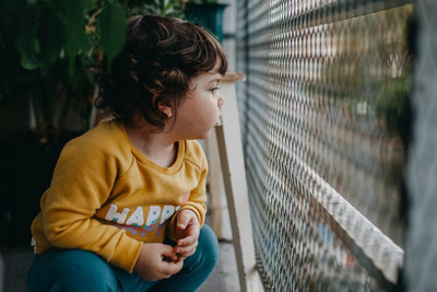 Nərimanov rayonunda azyaşlı uşaq bağlı qapı arxasında qalıb