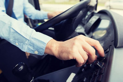 Təhlükəli sürülən sərnişin avtobusu nəzarətə götürülüb