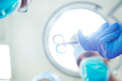 Xəstəxanada laborant işləyən həkim özünü qayçı ilə doğramağa çalışıb