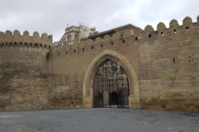 İçərişəhər Qala divarlarının "Qubernator" bağı istiqamətindəki divarın bərpası qutarmaqdadır